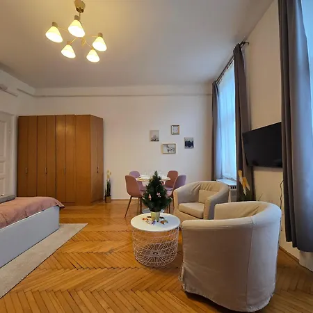 Urban Charm Downtown - Lively Quarter Apartment