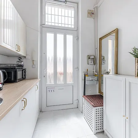 Urban Charm Ac And Bathtub Apartment *