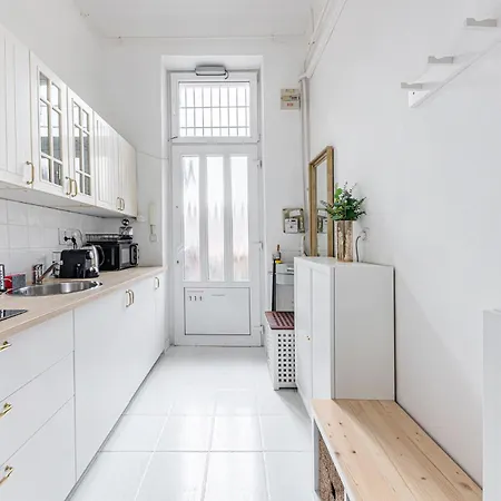 Urban Charm Ac And Bathtub