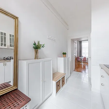 Urban Charm Ac And Bathtub *