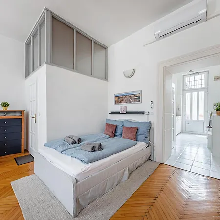 Urban Charm Ac And Bathtub Apartment Budapest