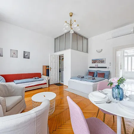 Urban Charm Ac And Bathtub *