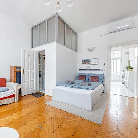 Urban Charm Ac And Bathtub