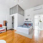 Urban Charm Ac And Bathtub